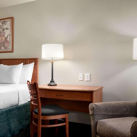 Travelodge By Wyndham Clinton Valley West Court Exterior foto