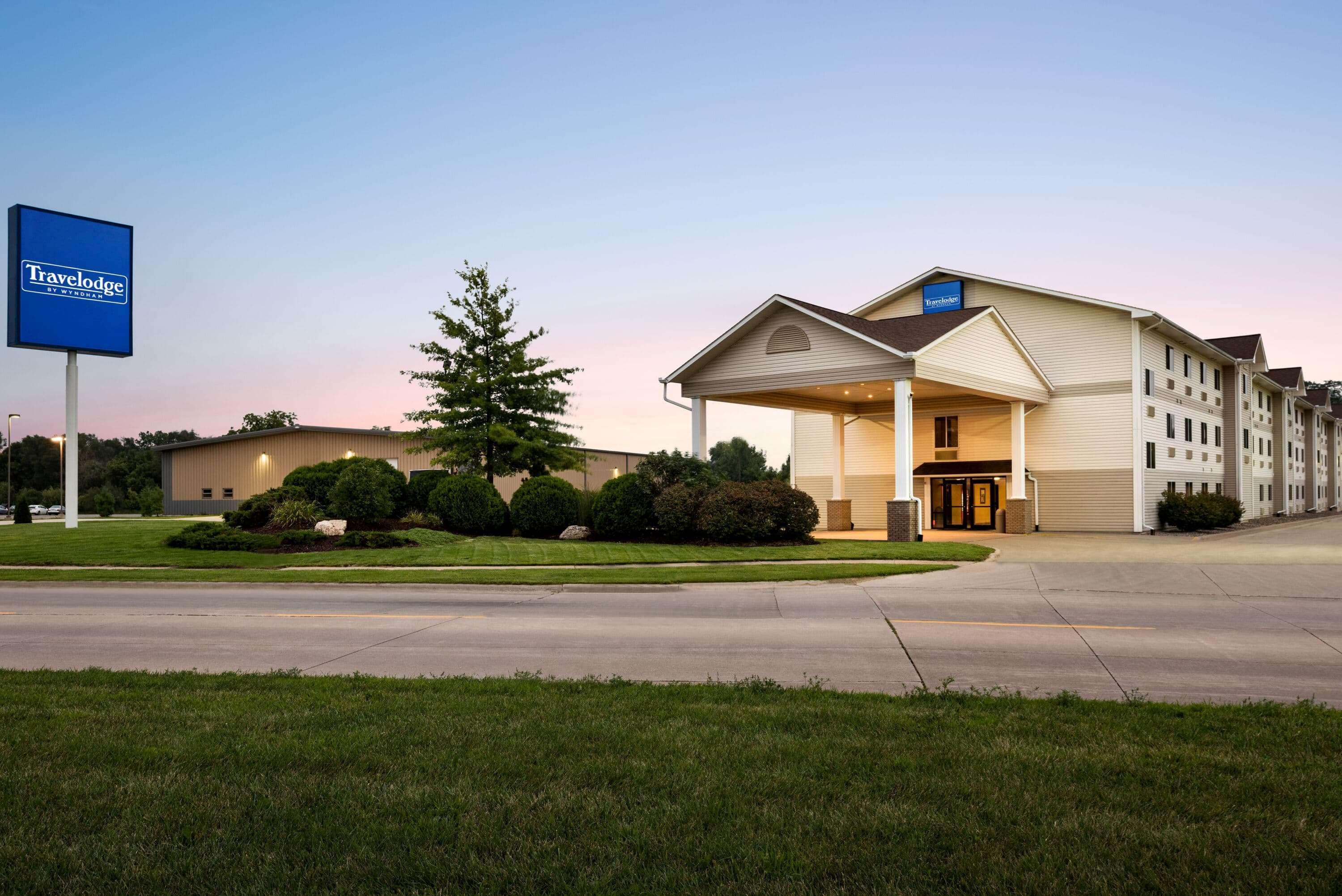 Travelodge By Wyndham Clinton Valley West Court Exterior foto